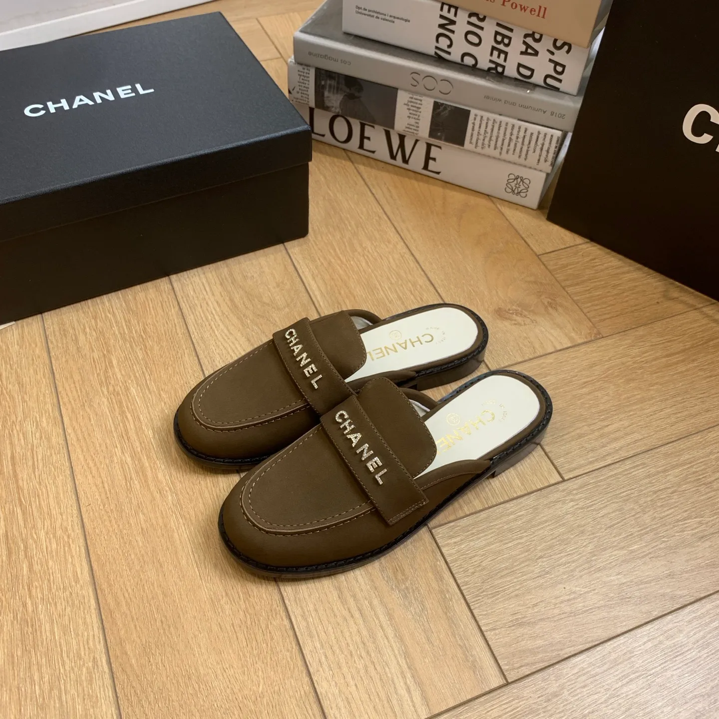 👟👟Ex-factory price 600👟👟 🍀2025 spring and summer new Chanel Chanel small diamond buckle monogram Loaf lazy half-slippers, which can be worn all year round. No matter when you wear them, they are very high-end and durable. You can attract attention when shopping on the street! Easily travel between commuting and leisure occasions, becoming a carefree fashionable and elegant woman ~ Upper: cowhide/butter Lining: lambskin Sole: Italian genuine leather outsole Size: 35-39 (40/41 customized, non-refundable and non-exchangeable